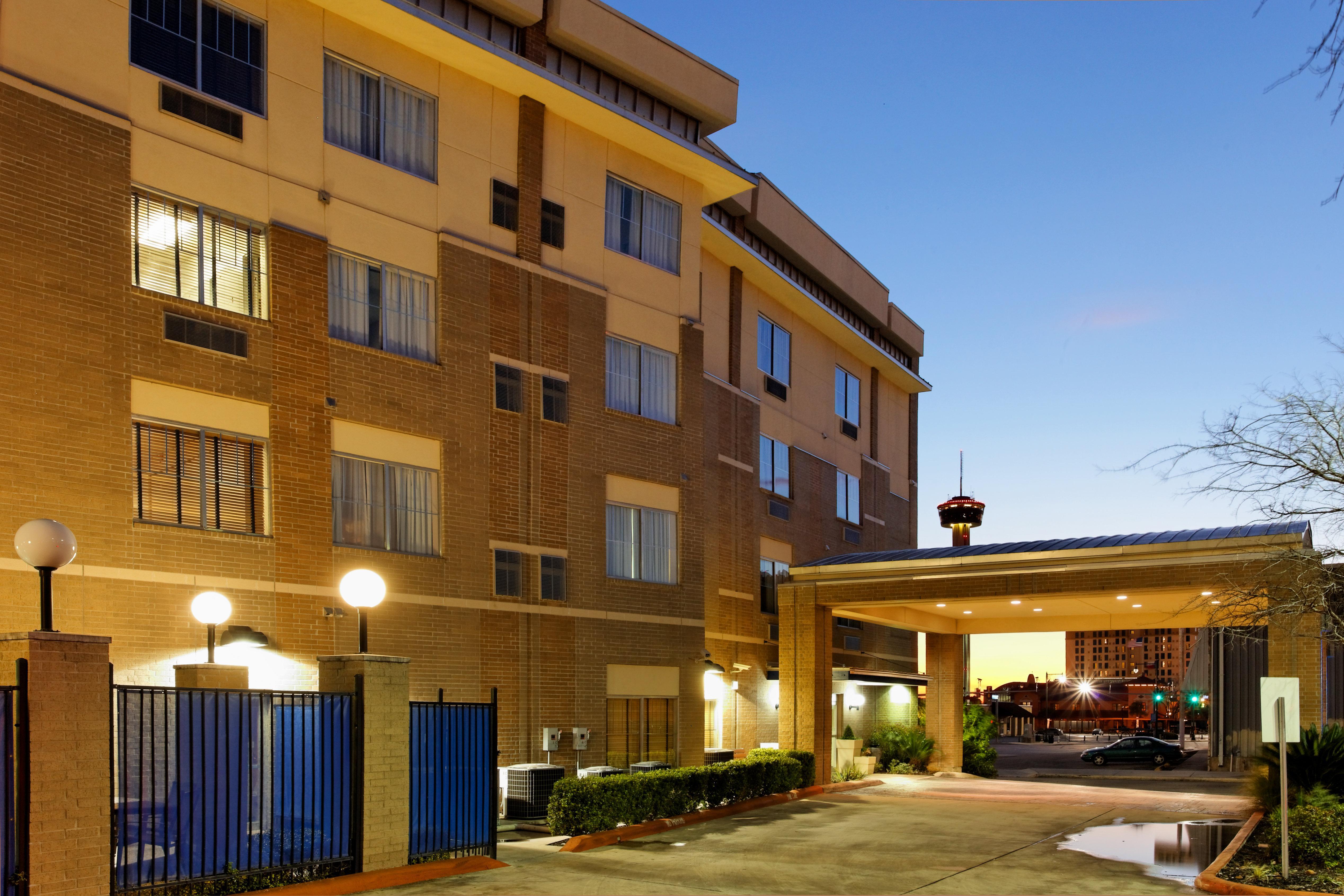 Holiday Inn Express Hotel & Suites San Antonio - Rivercenter Area By Ihg Екстериор снимка