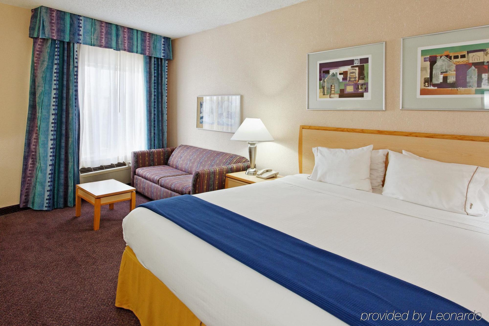 Holiday Inn Express Hotel & Suites San Antonio - Rivercenter Area By Ihg Стая снимка